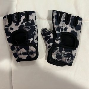 Jessica Simpson workout gloves